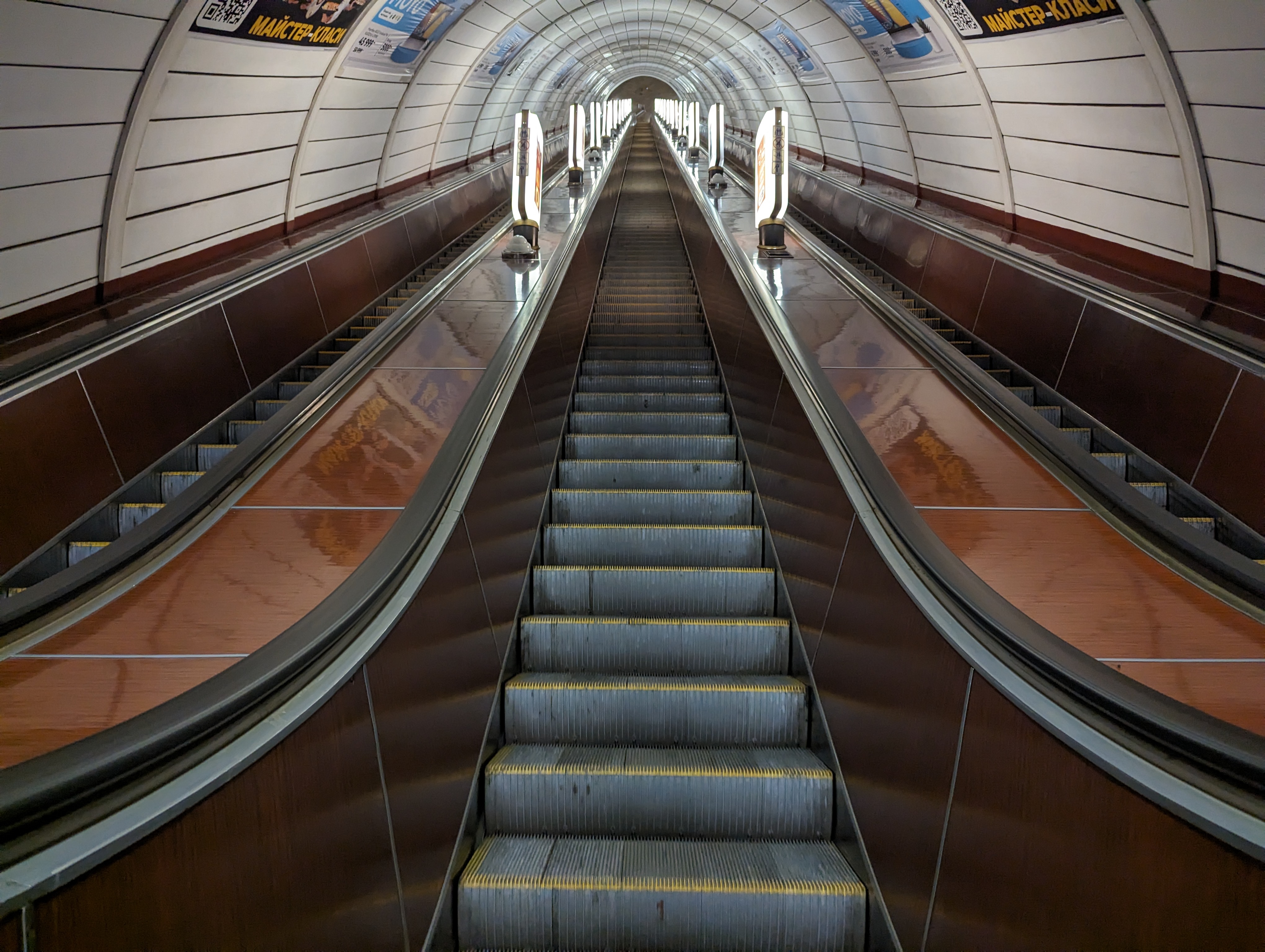 Zoloti Vorota Escalator.jpg